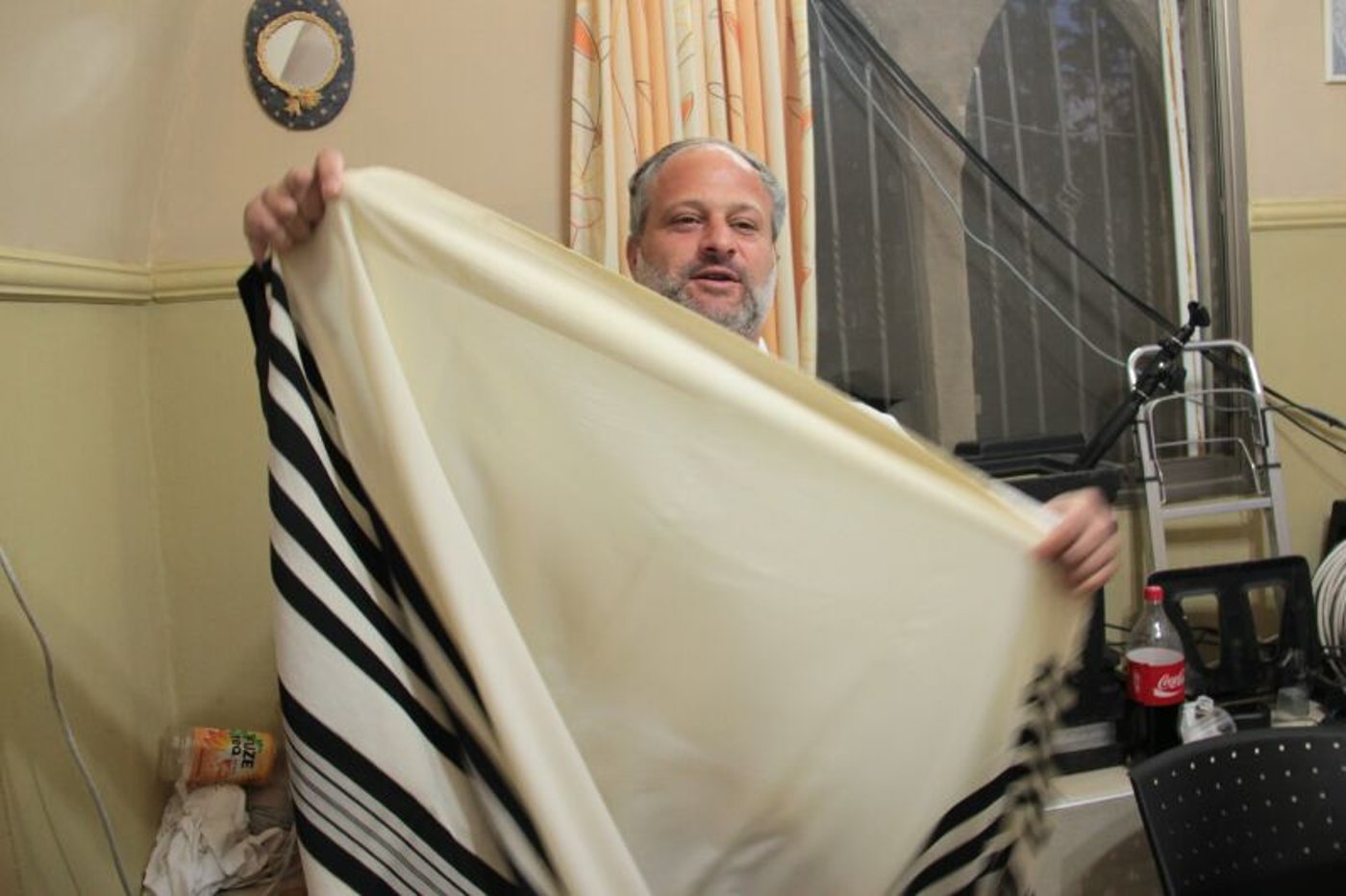צפו: זה מה שקורה באולפן של רדיו "קול חי" במירון