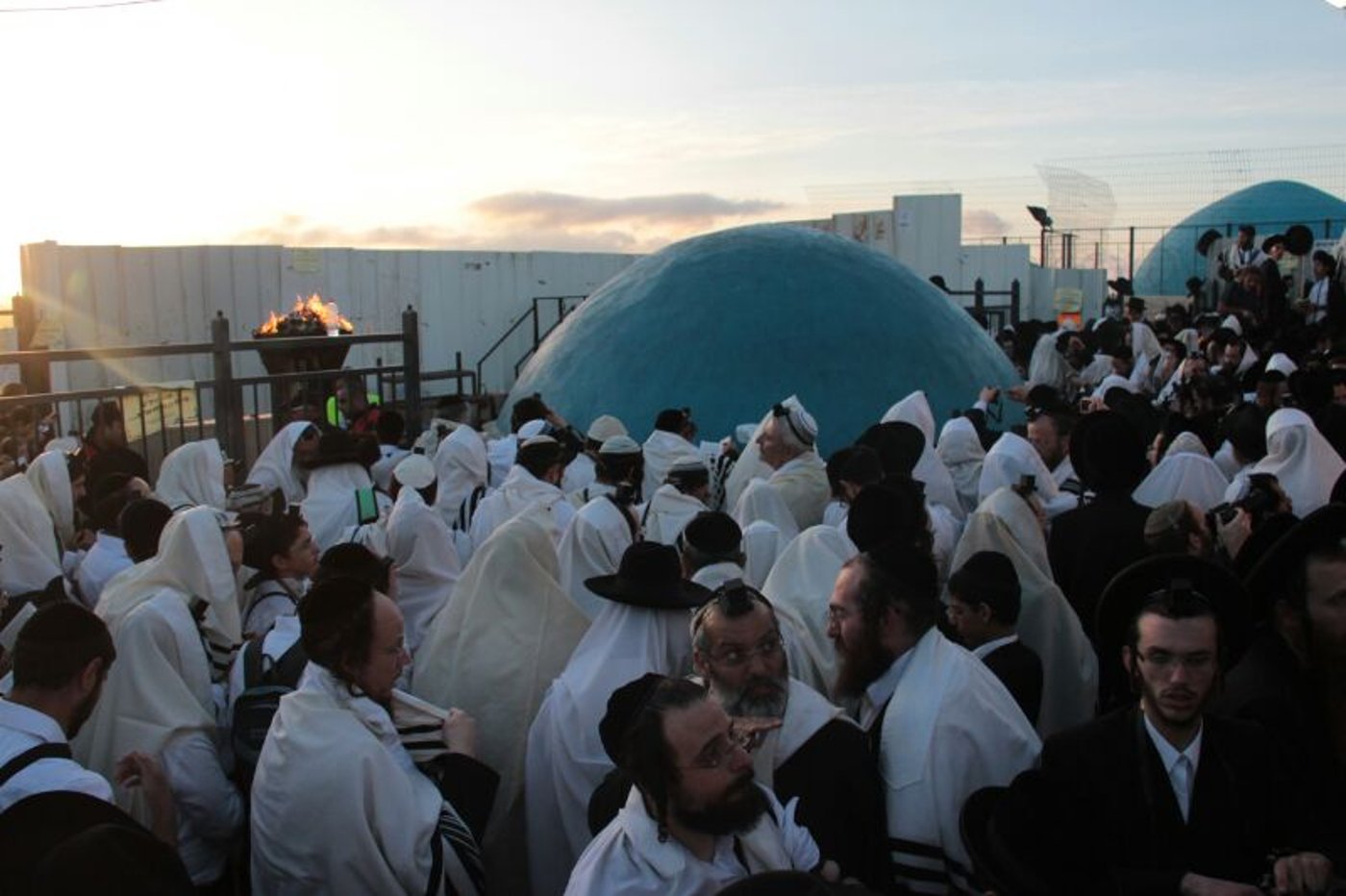 תיעוד ענק: תפילת שחרית סמוך לציון הרשב"י במירון