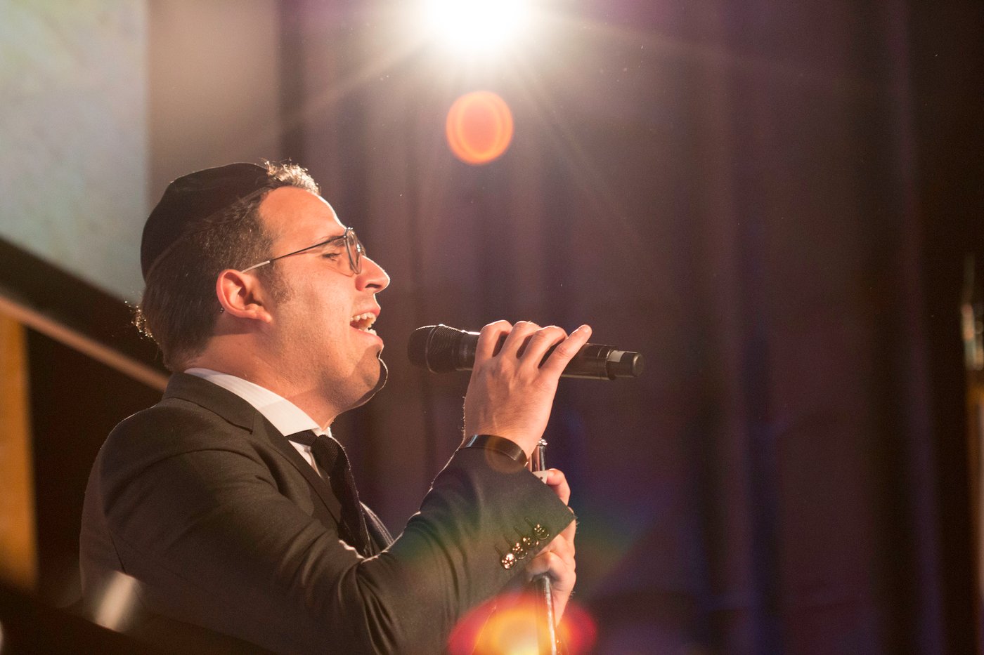 אסטרייכר חיבק את שון פן: "זה האיש שעזר לי לברוח"
