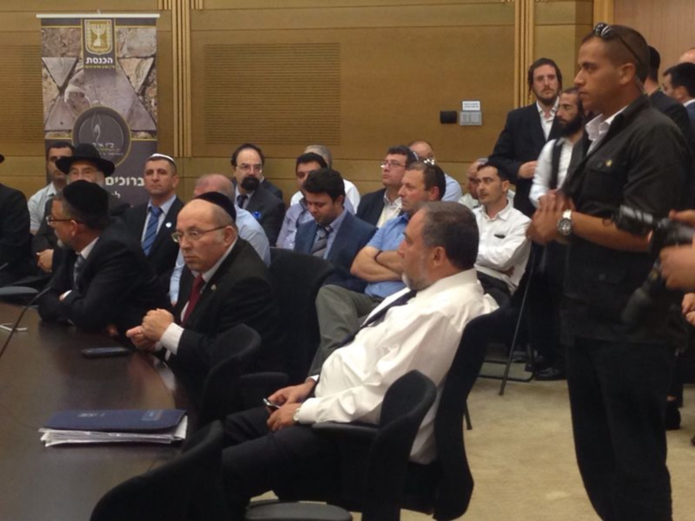 הקרע בשיאו: אביגדור ליברמן סירב לשבת ליד אריה דרעי