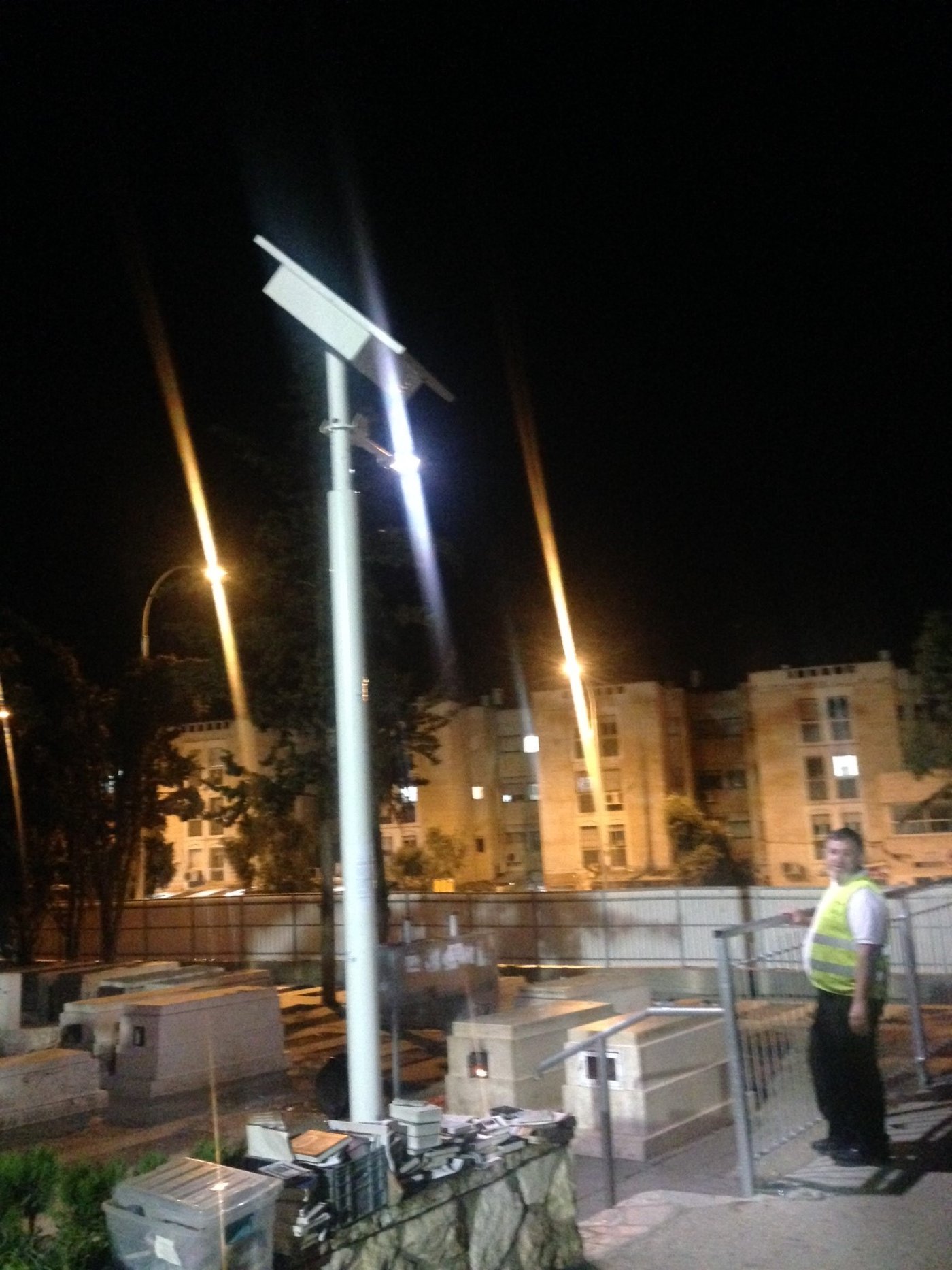 ניצחון למפגינים: תאורה הותקנה בציון מרן הרב עובדיה יוסף זצוק"ל