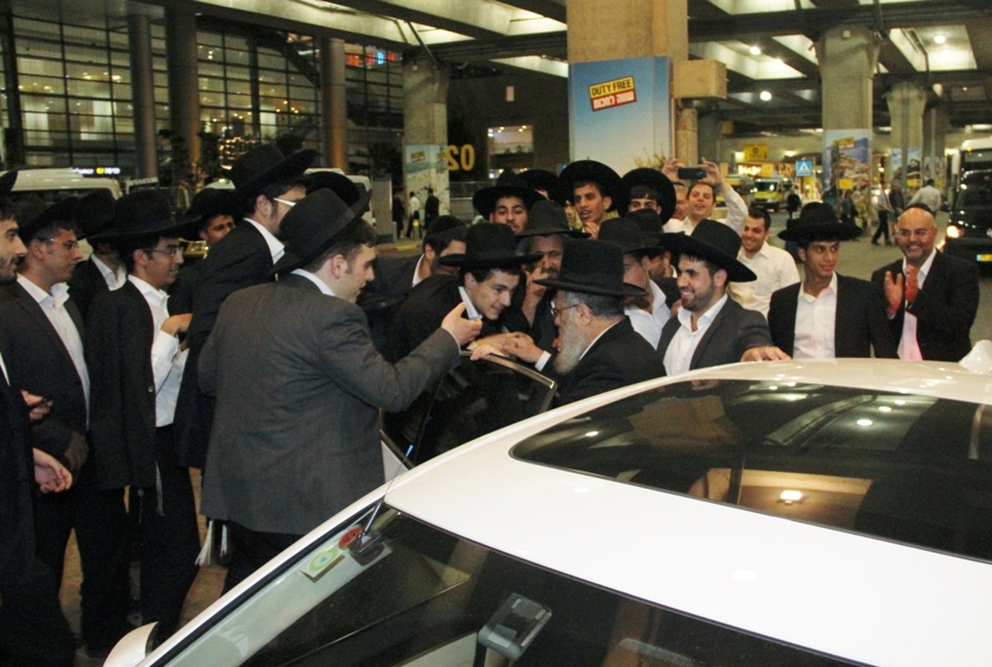 הראשל"צ הגאון רבי יצחק יוסף חזר לארץ וזכה לקבלת פנים • צפו