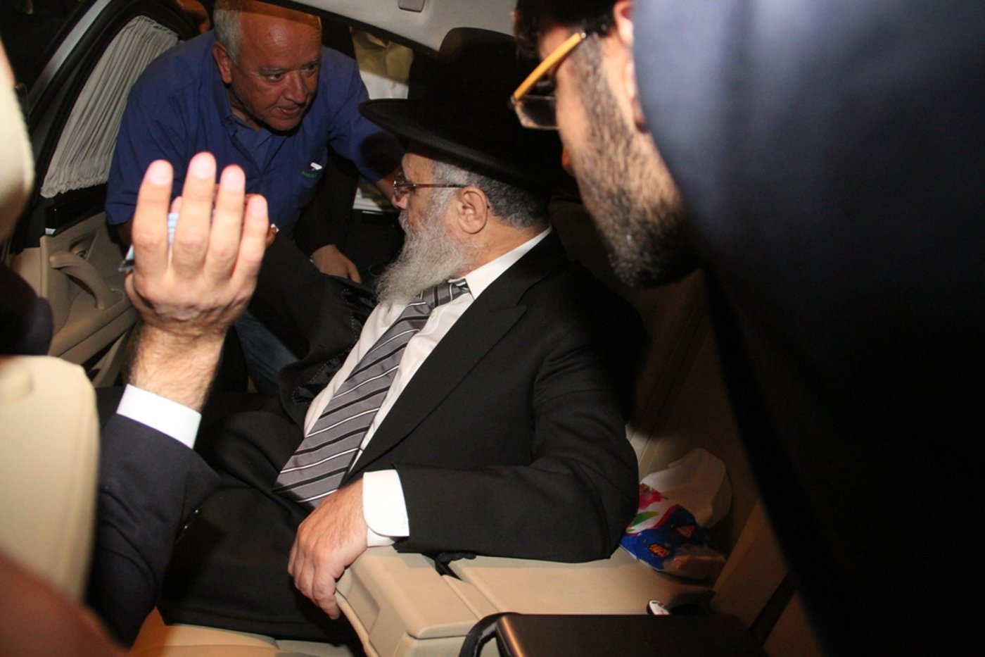 הראשל"צ הגאון רבי יצחק יוסף חזר לארץ וזכה לקבלת פנים • צפו