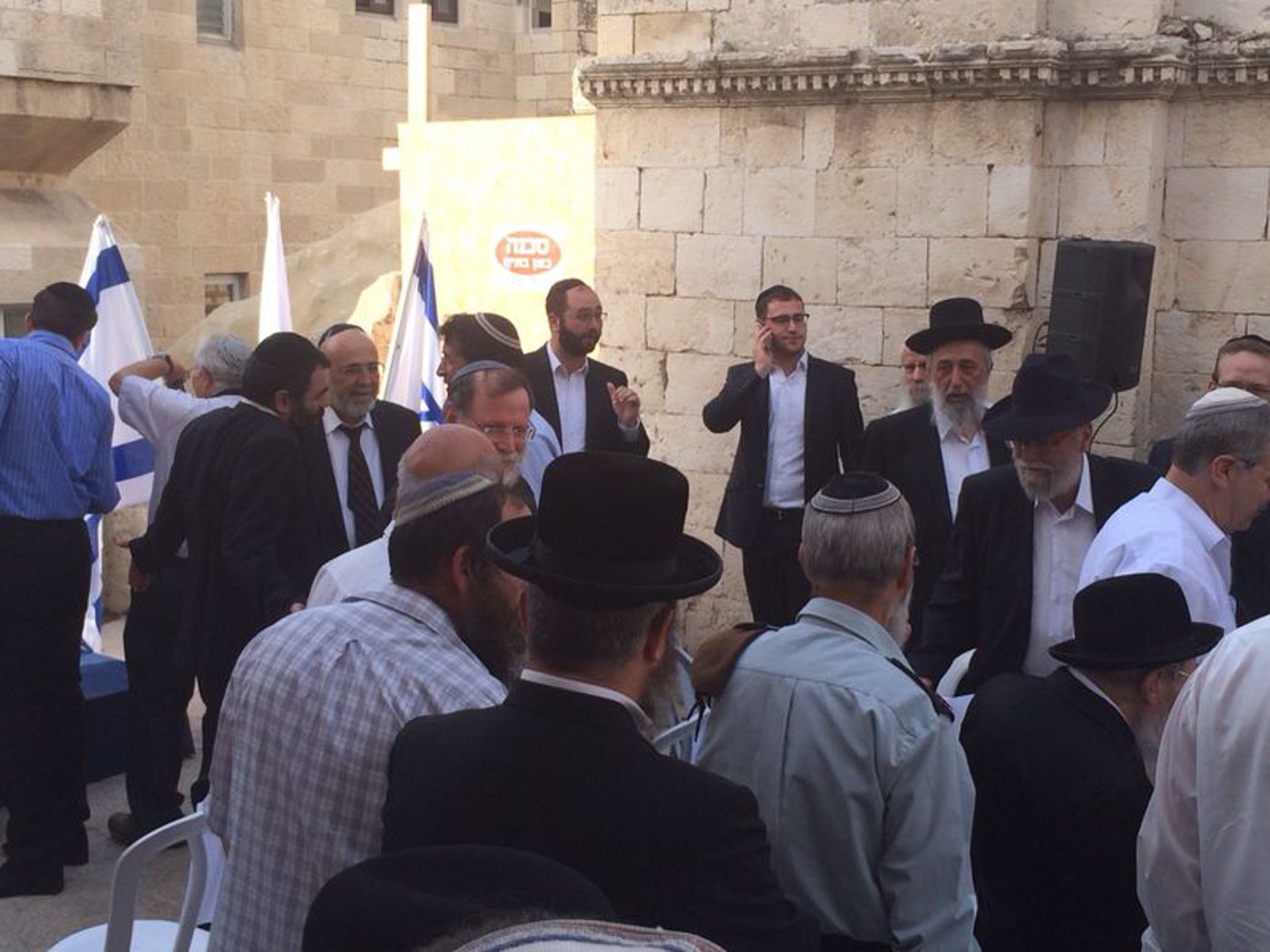 בן הרבי מסאדיגורה נעמד בשירת התקווה • תיעוד