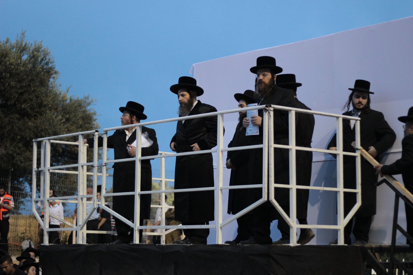 אלפים חגגו בהילולת שמואל הנביא • גלריה