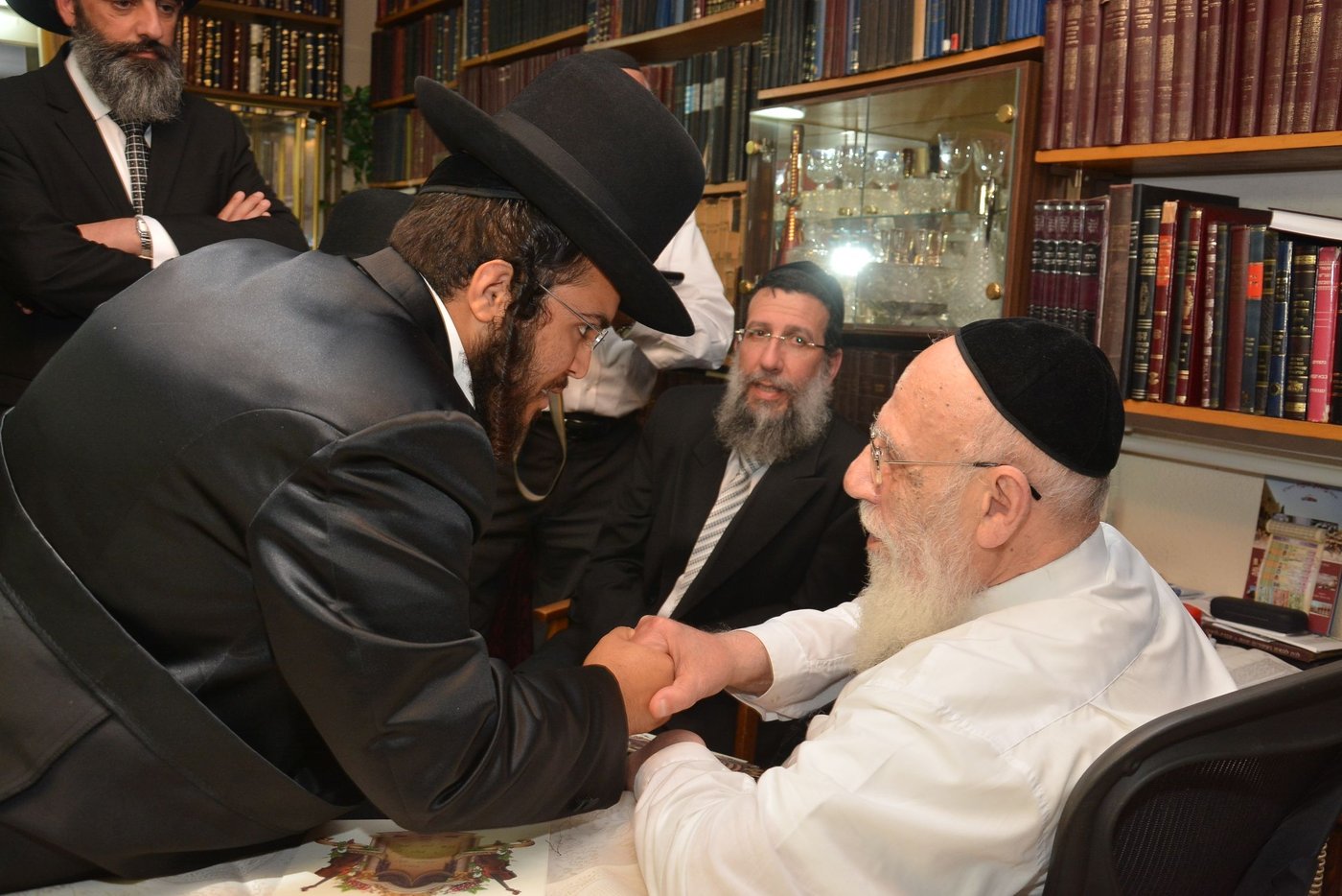 תיעוד: "הרנטגן" הרב יעקב איפרגן מזמין לחתונת בנו