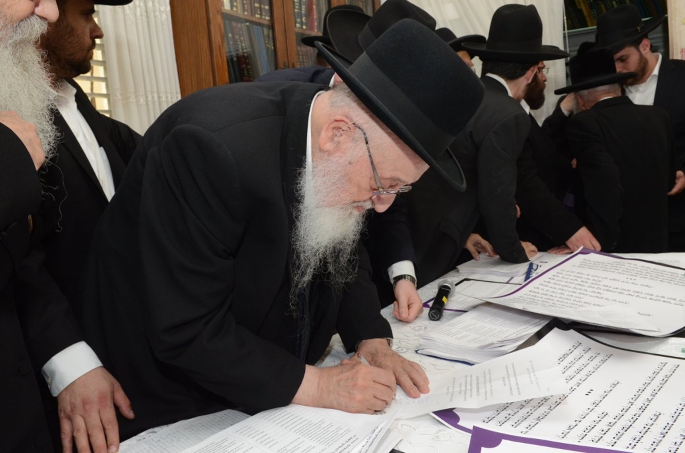 צפו: גדולי ישראל קוראים את תפילת השל"ה