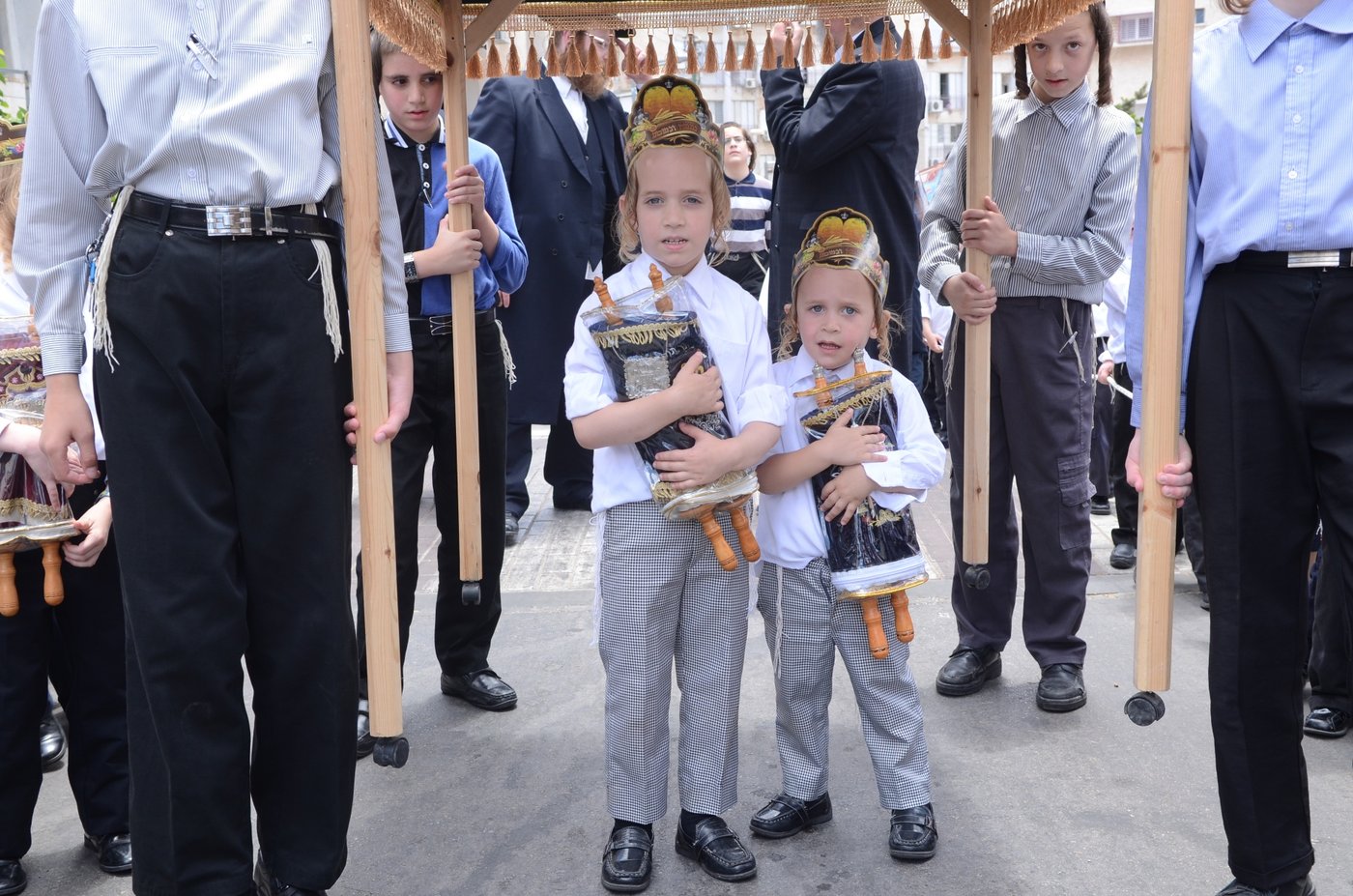 מרגש: ילדי ת"ת "ייטב לב" של סאטמר הכניסו ספר תורה