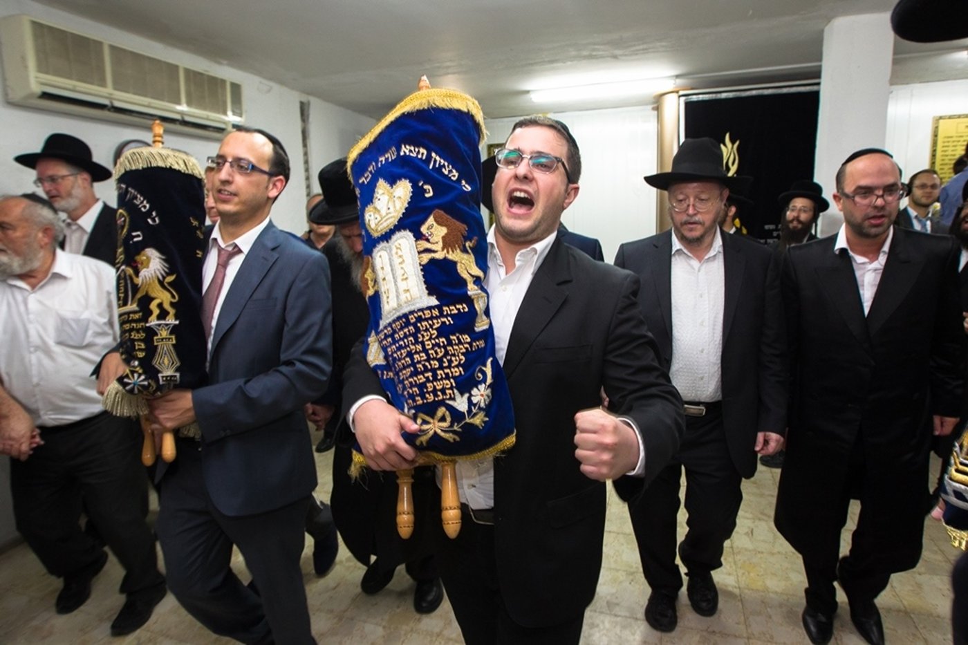 הכנסת ספר תורה לקהילת "בית אבא" בפתח תקווה • גלריה