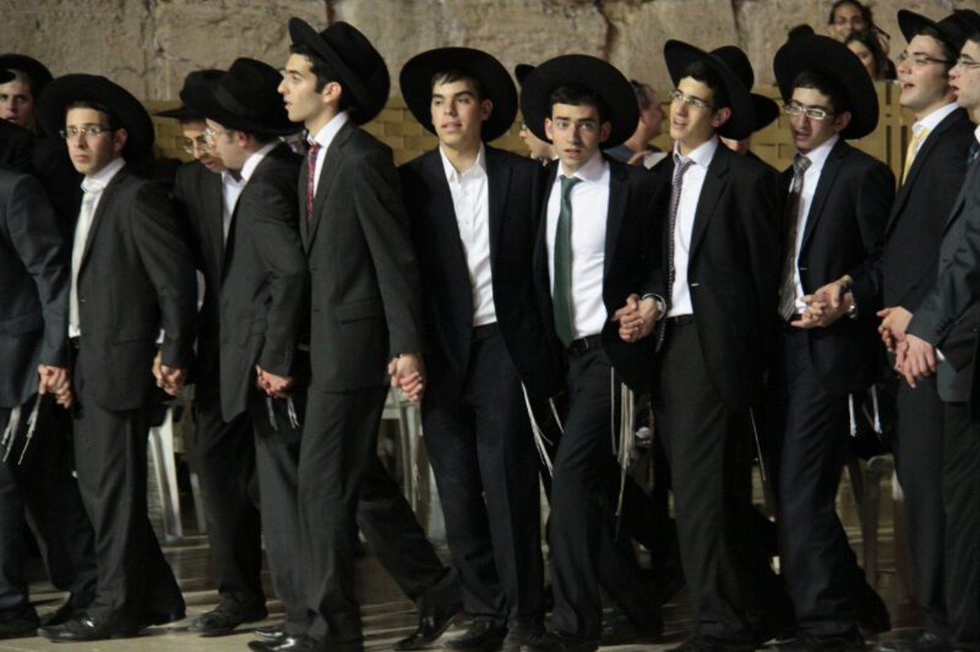 עמלי התורה בשמחת קבלת התורה בכותל המערבי • צפו
