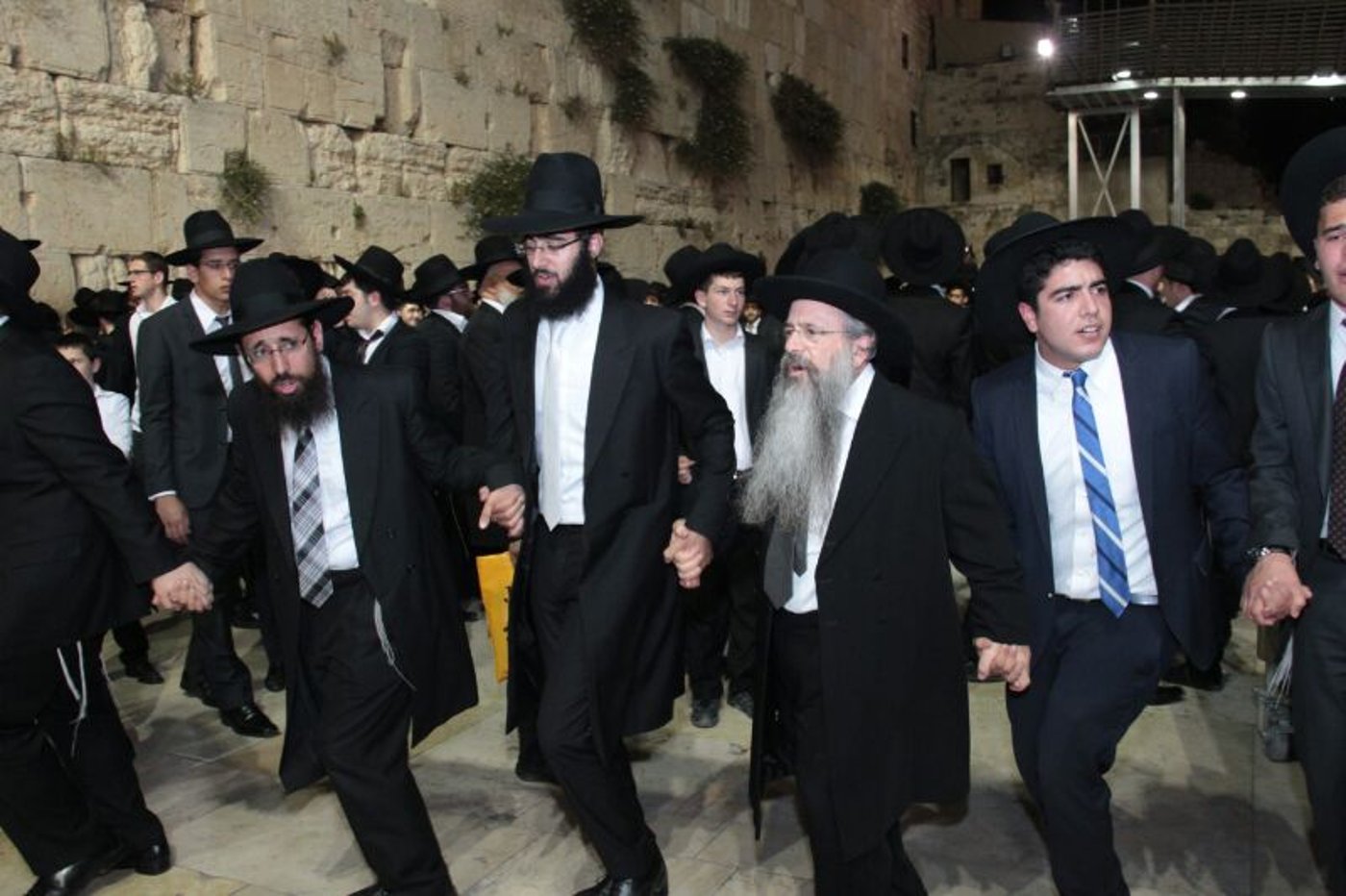 עמלי התורה בשמחת קבלת התורה בכותל המערבי • צפו