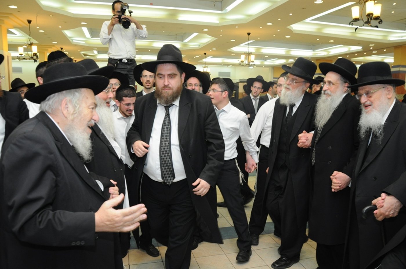 ארבע ישיבות, חתונה אחת • גלריה