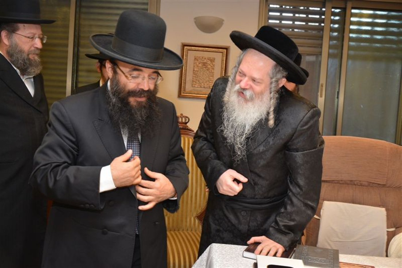 תמונות: "הרנטגן" הזמין את הגאב"ד לחתונה