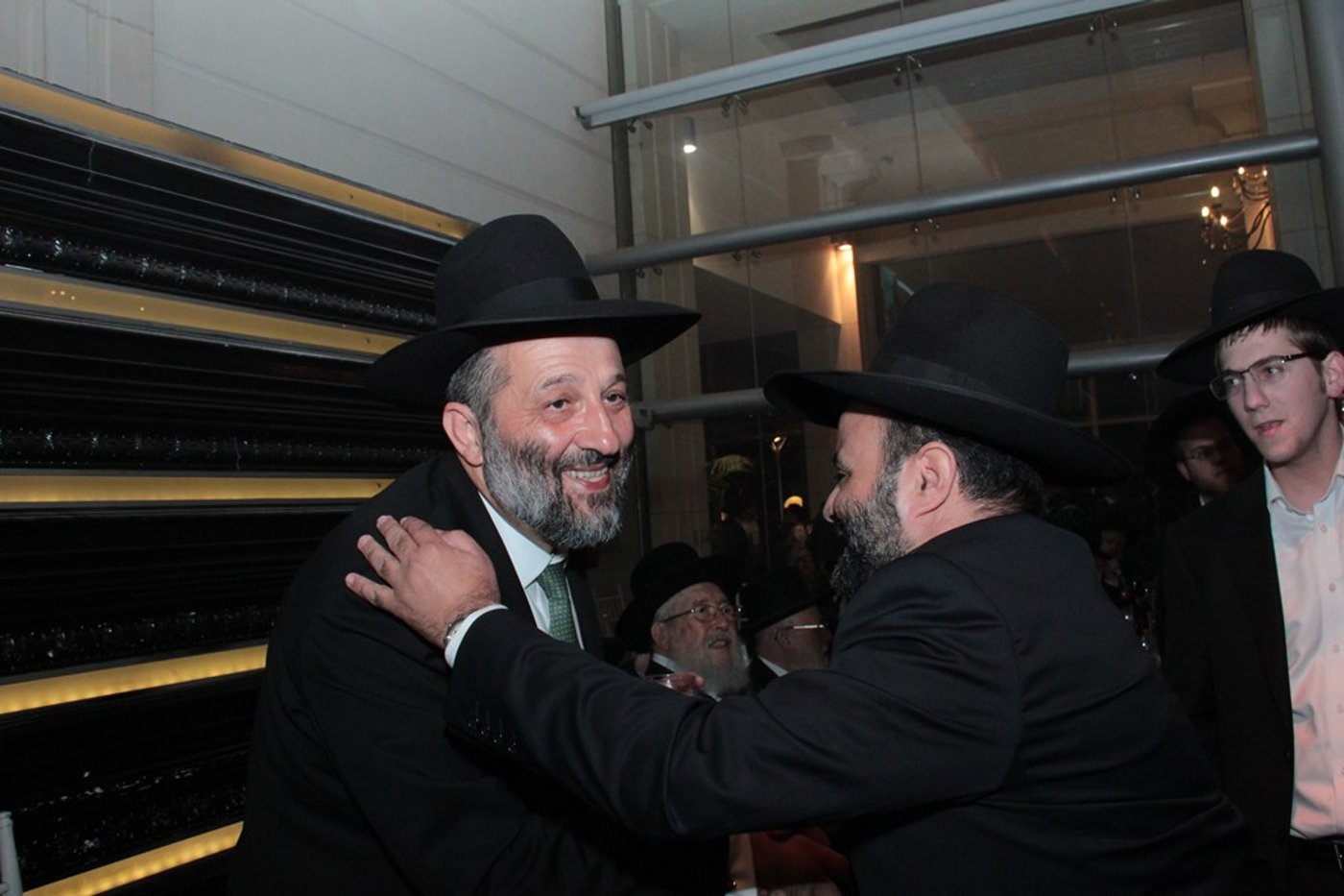 תיעוד ענק: מפגן הכוח של יו"ר ש"ס בחתונת בתו