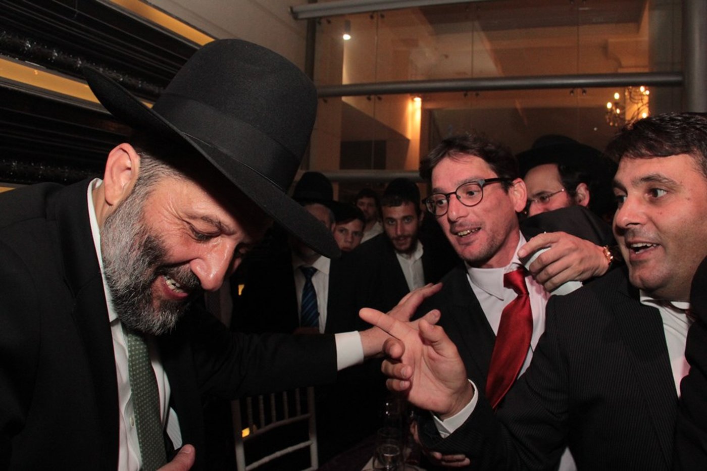 תיעוד ענק: מפגן הכוח של יו"ר ש"ס בחתונת בתו