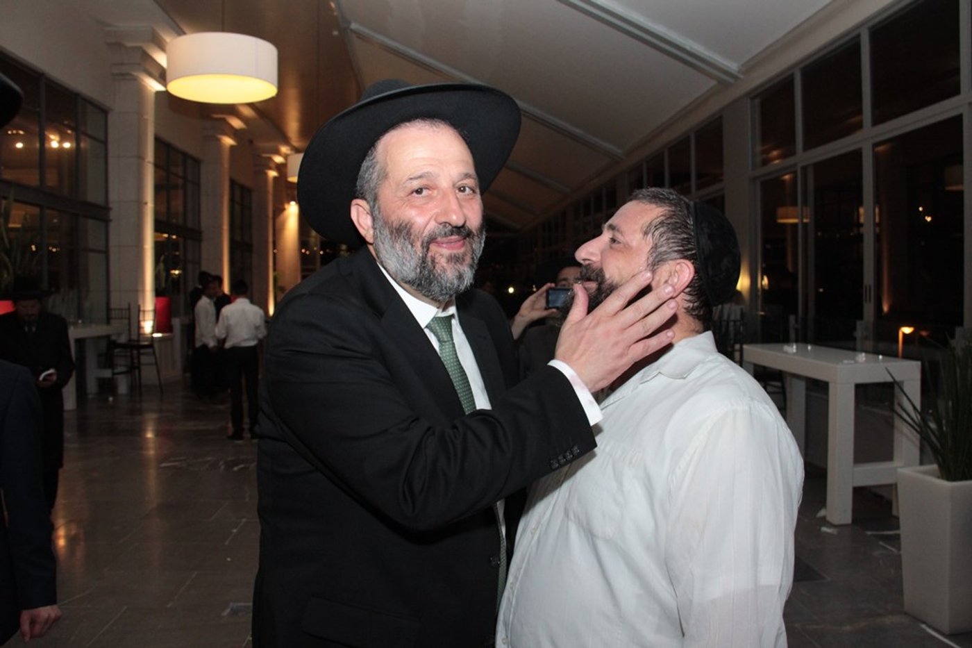 תיעוד ענק: מפגן הכוח של יו"ר ש"ס בחתונת בתו