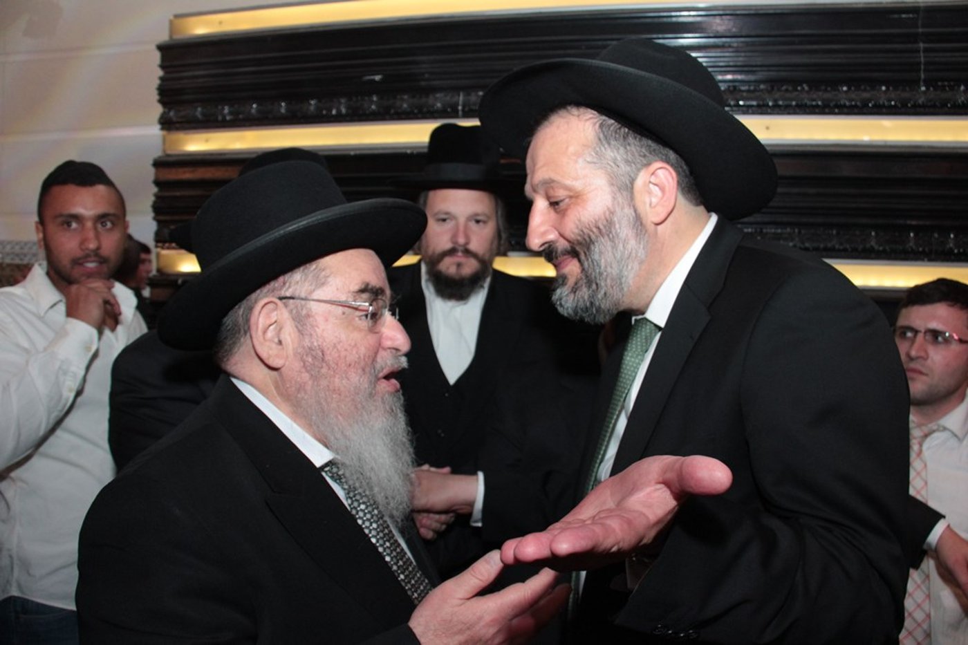 תיעוד ענק: מפגן הכוח של יו"ר ש"ס בחתונת בתו