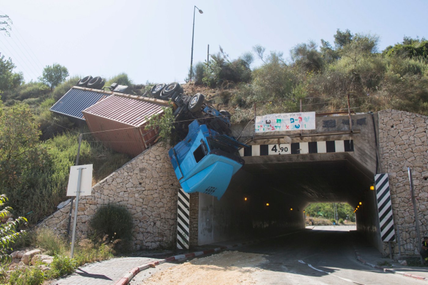 סיבוב מוצא: נהג המשאית התהפך ונשאר תלוי באוויר • תמונות