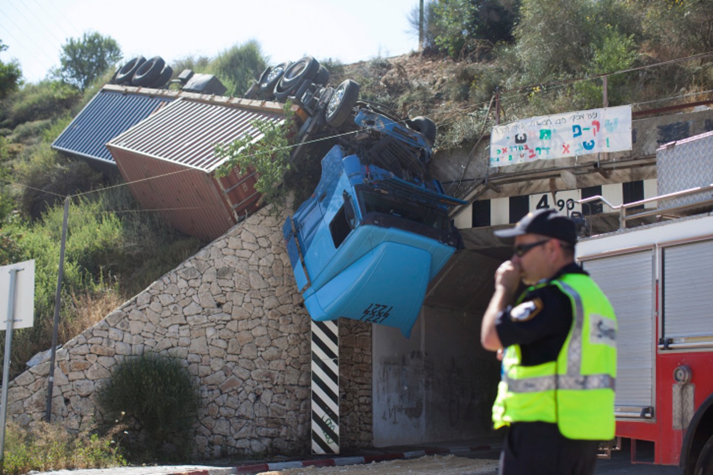 סיבוב מוצא: נהג המשאית התהפך ונשאר תלוי באוויר • תמונות