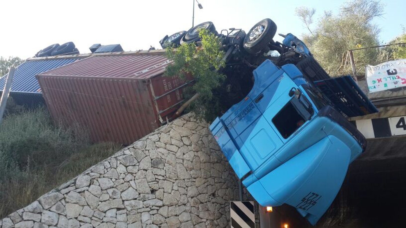 סיבוב מוצא: נהג המשאית התהפך ונשאר תלוי באוויר • תמונות