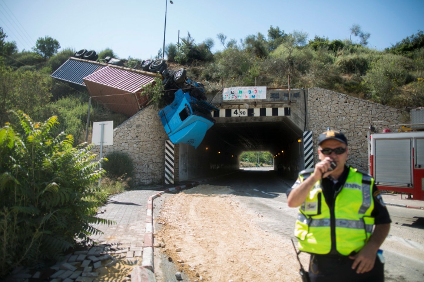 סיבוב מוצא: נהג המשאית התהפך ונשאר תלוי באוויר • תמונות