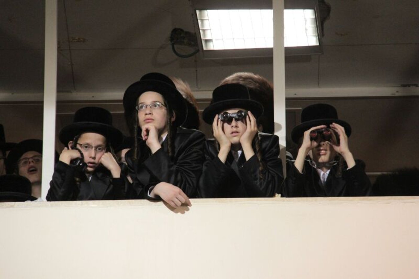 הרבי מבעלזא ברך ב'לחיים' ואלפים שאגו "אמן" • גלריה