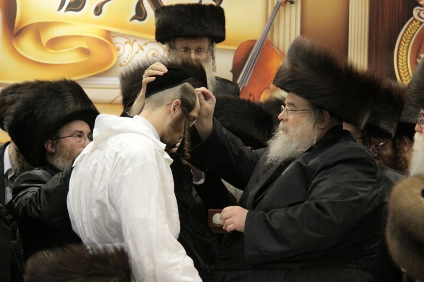 הרבי מבעלזא ברך ב'לחיים' ואלפים שאגו "אמן" • גלריה