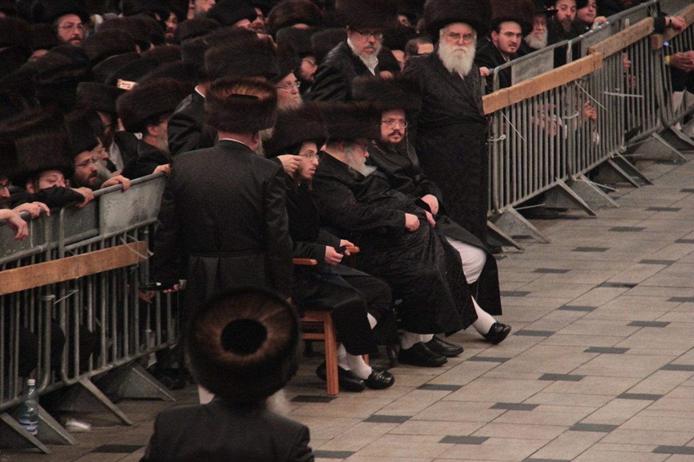 רגע לפני האסון: צפו ב'מצווה טאנץ' בשמחת בעלזא