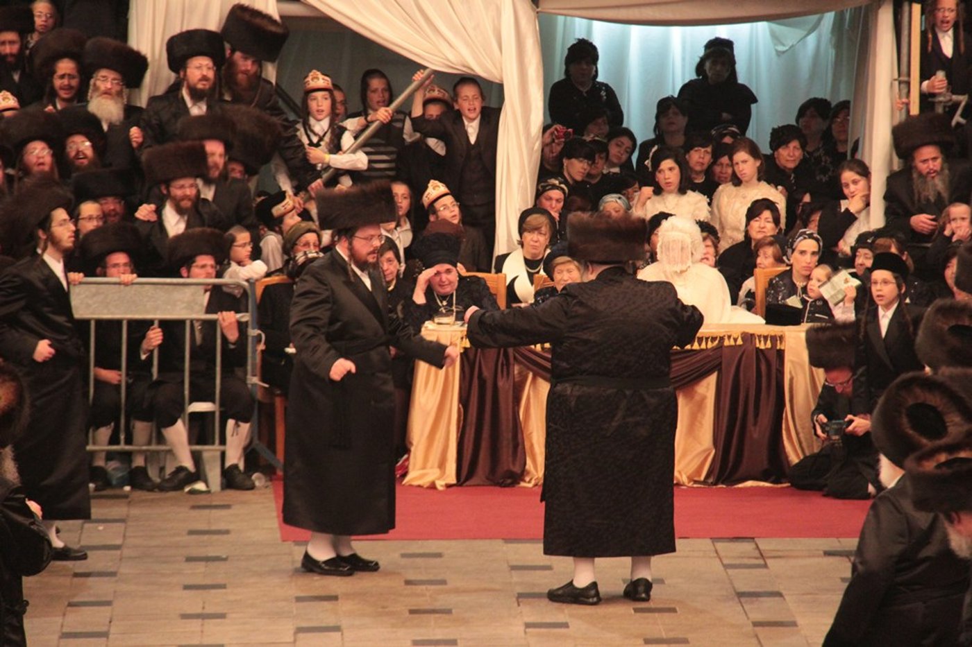 רגע לפני האסון: צפו ב'מצווה טאנץ' בשמחת בעלזא