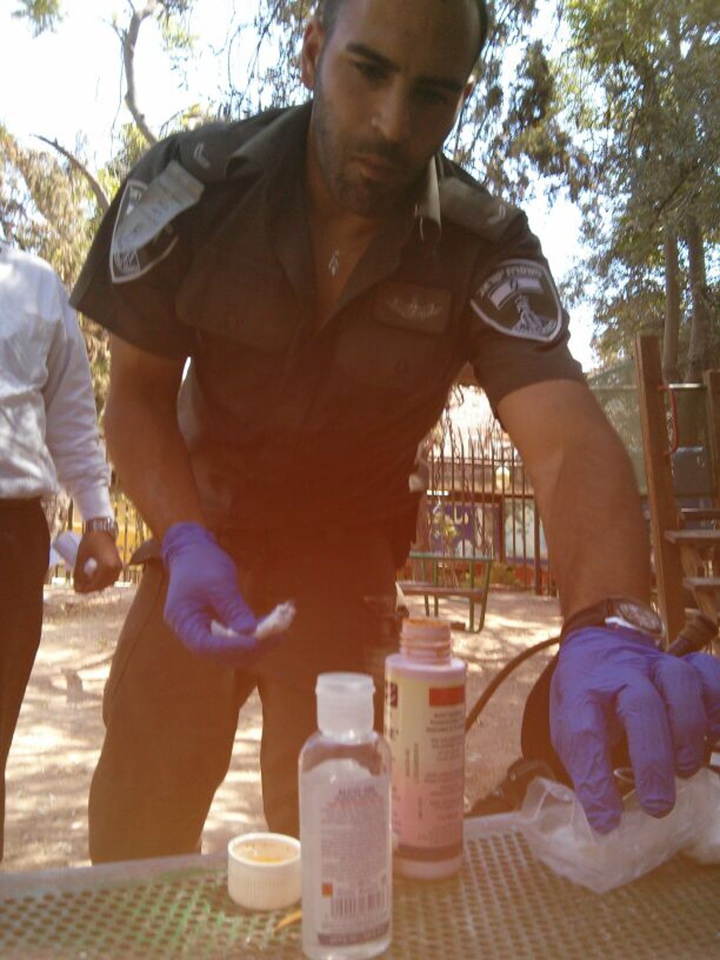 צפו: משפחה חרדית נרגמה באבנים ובקבוקים בדרך לכותל