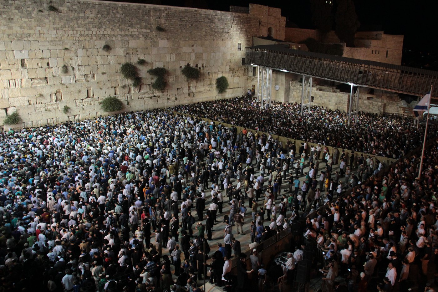 גלרית ענק: תפילת ההמונים בכותל המערבי למען שלושת החטופים