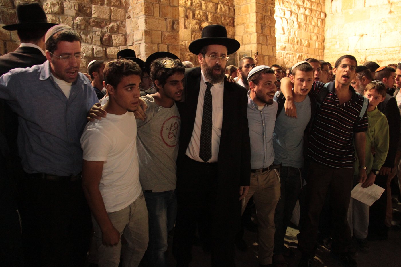 גלרית ענק: תפילת ההמונים בכותל המערבי למען שלושת החטופים