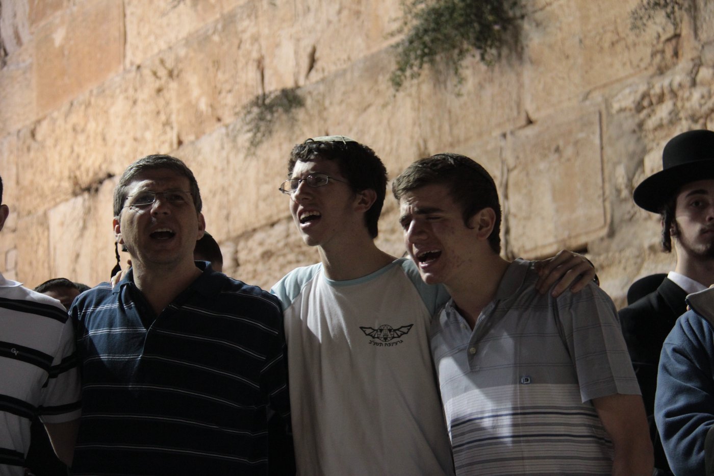 גלרית ענק: תפילת ההמונים בכותל המערבי למען שלושת החטופים