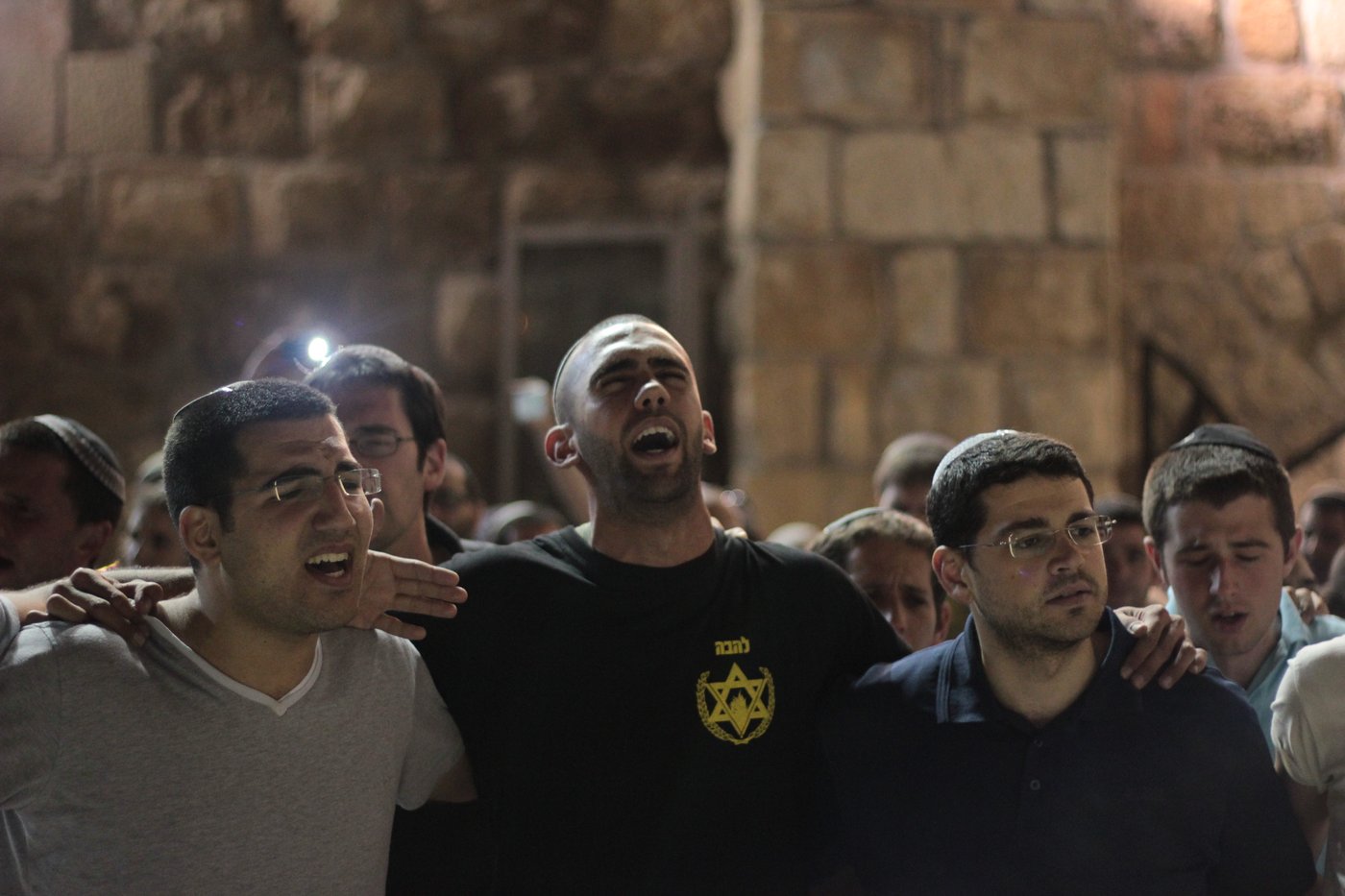 גלרית ענק: תפילת ההמונים בכותל המערבי למען שלושת החטופים
