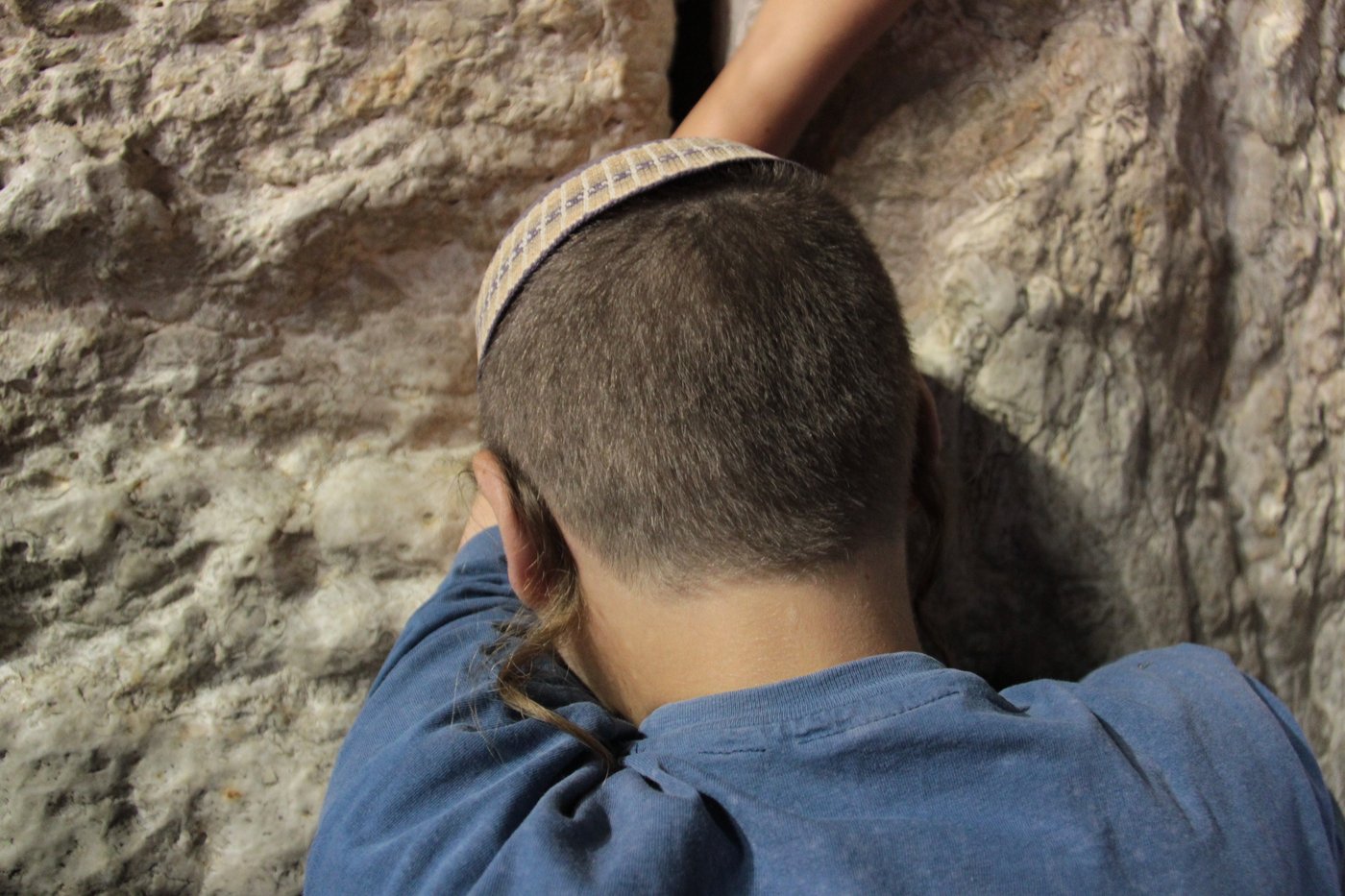 גלרית ענק: תפילת ההמונים בכותל המערבי למען שלושת החטופים