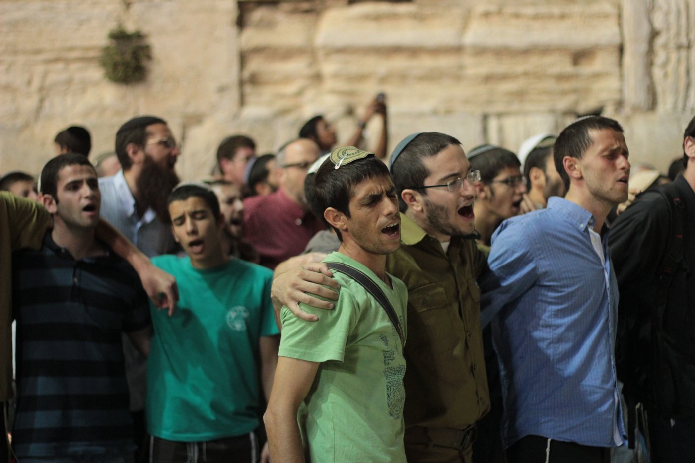גלרית ענק: תפילת ההמונים בכותל המערבי למען שלושת החטופים