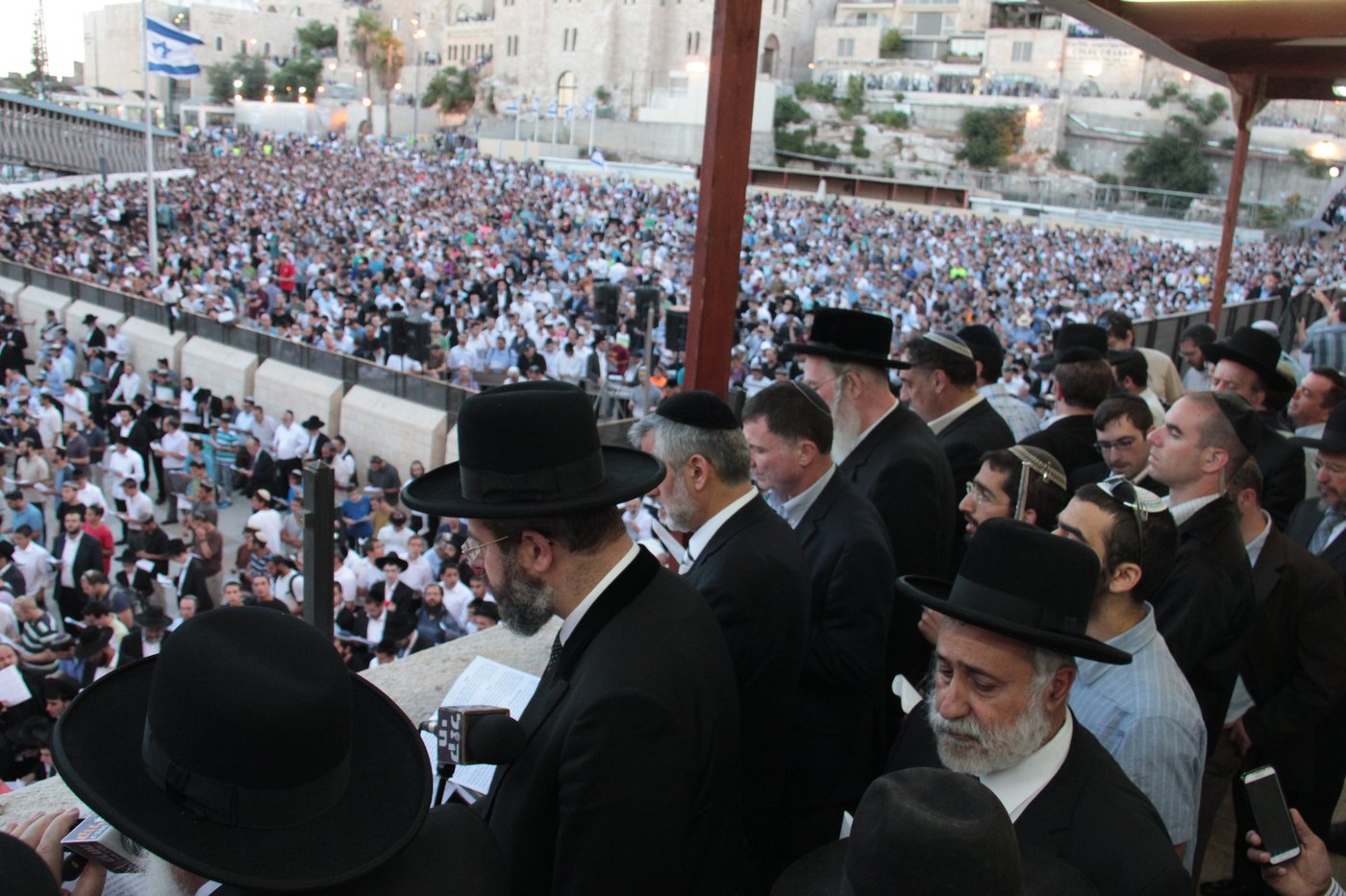 גלרית ענק: תפילת ההמונים בכותל המערבי למען שלושת החטופים