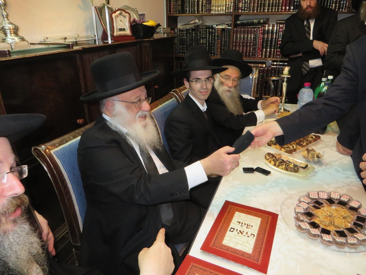 תיעוד: ראשי ישיבת פוניבז' השתדכו