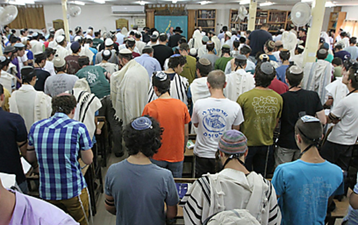 התלמידים נושאים תפילה בישיבה