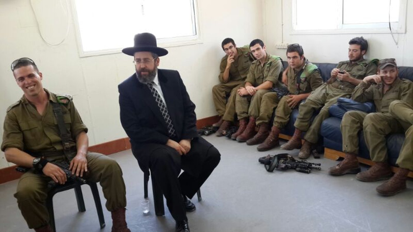 חברון: הרב דוד לאו חיזק את החיילים