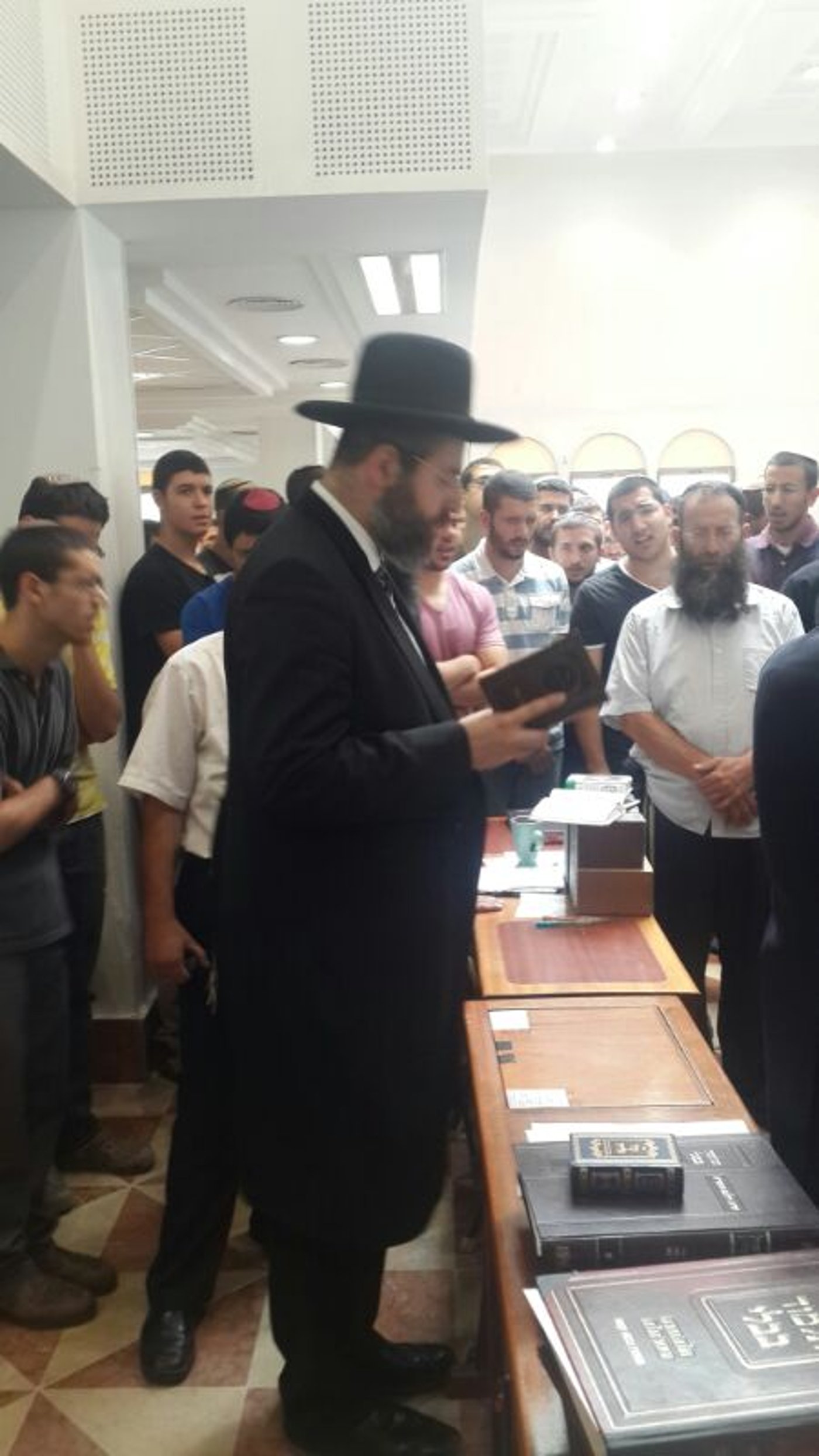 אמירת פרק תהילים ליד המקום של אייל בישיבה