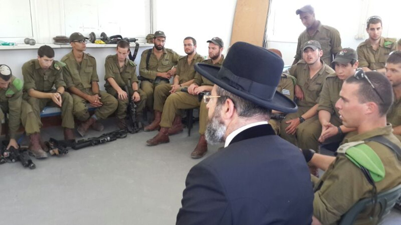 חברון: הרב דוד לאו חיזק את החיילים