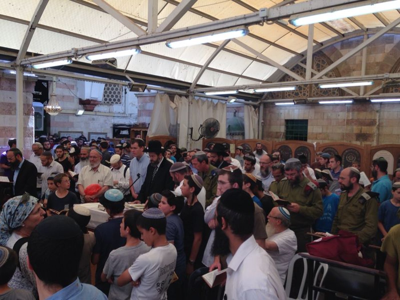 חברון: הרב דוד לאו חיזק את החיילים