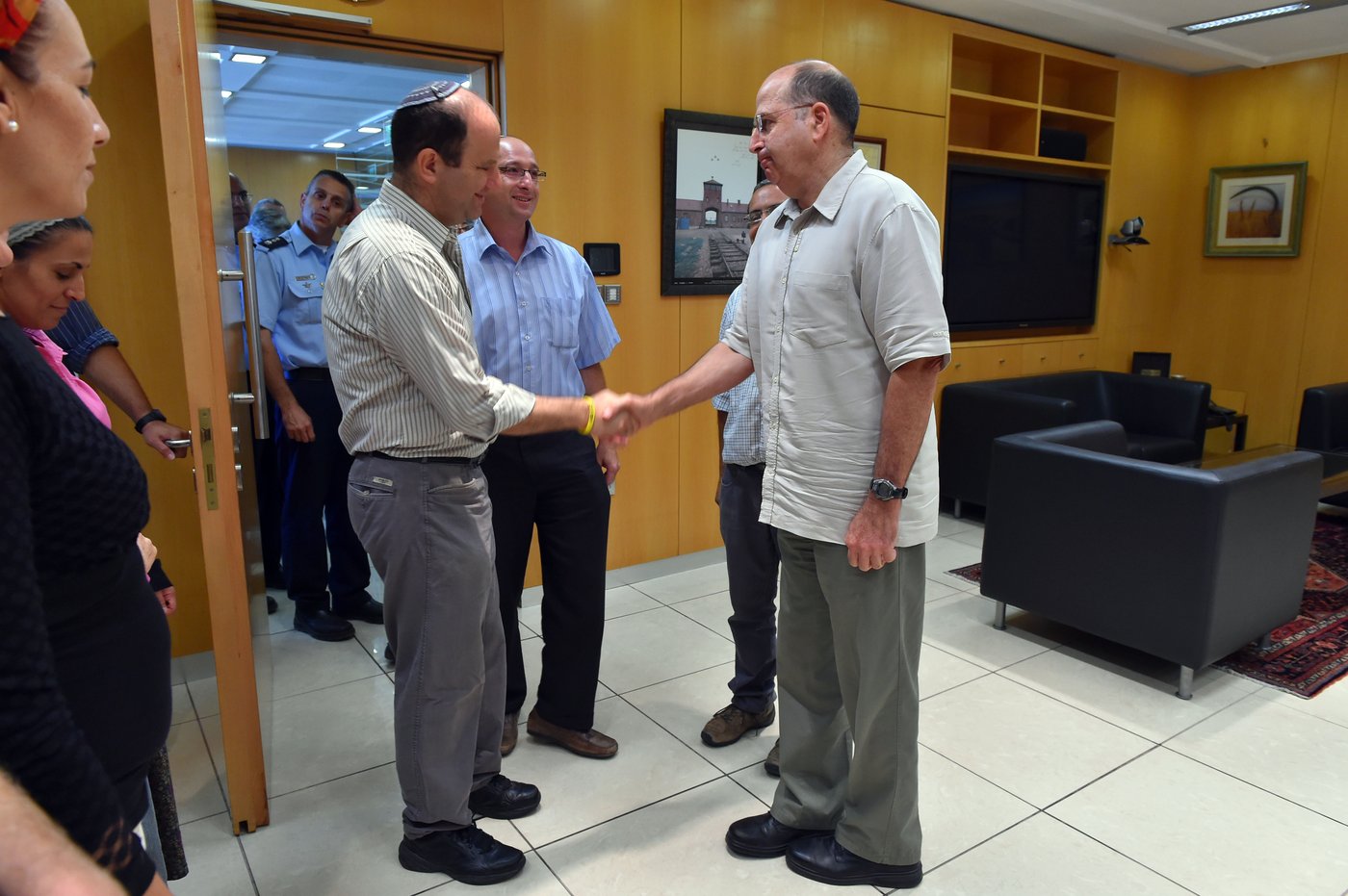 יעלון לבני המשפחות: "נכונו עוד שעות ארוכות וקשות של מתח"