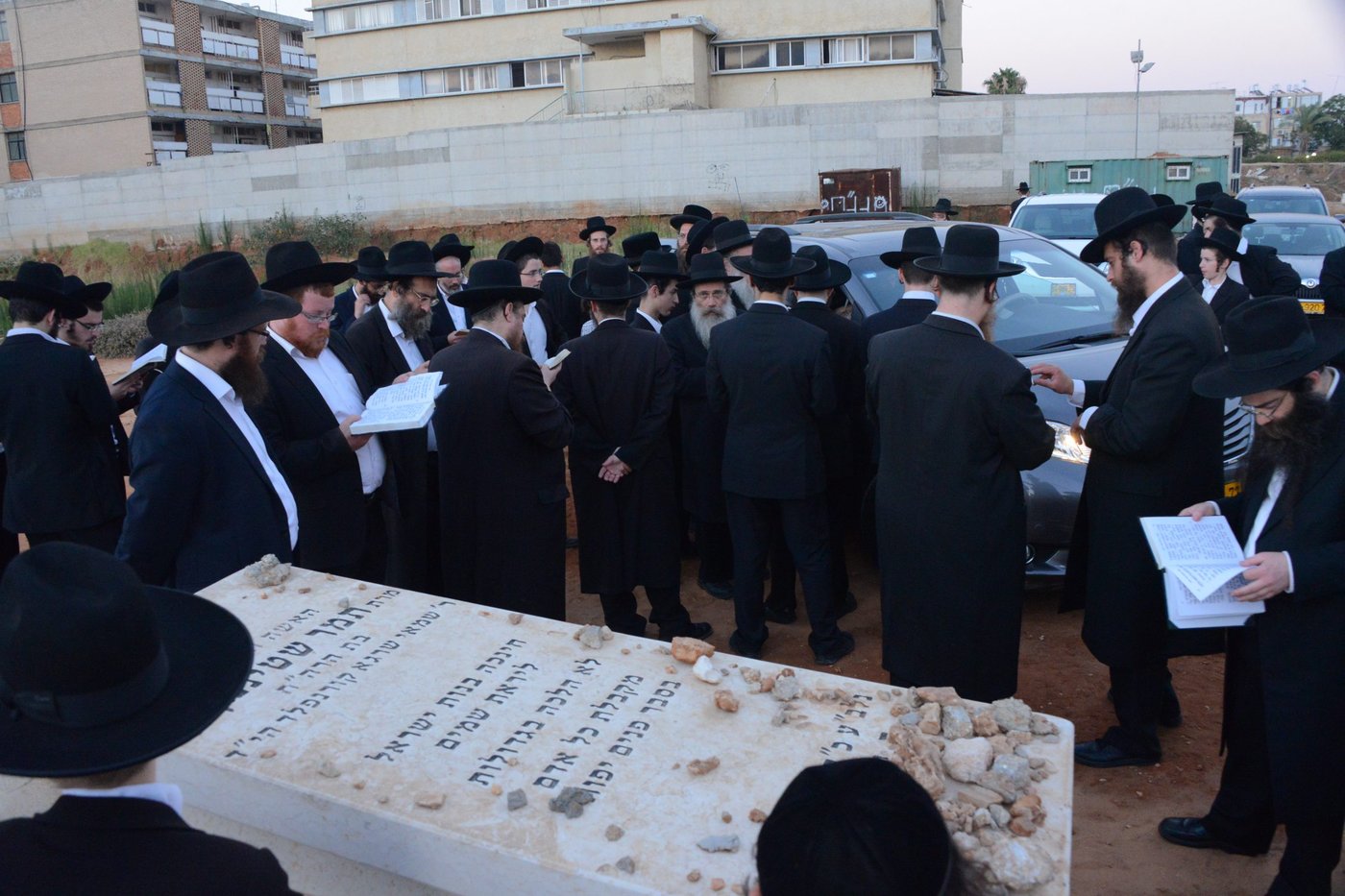 מרן הגראי"ל שטיינמן בקברה של רעייתו • צפו בוידאו וגלריה