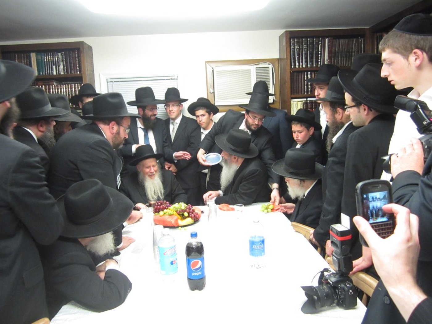 לייקווד: המסע של רבי אריה פינקל יצא לדרך • תמונות מקבלת הפנים