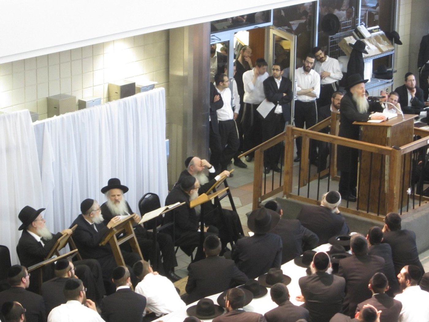 תמונות: אלפים בשיעור של הגאון רבי אריה פינקל בישיבת לייקווד