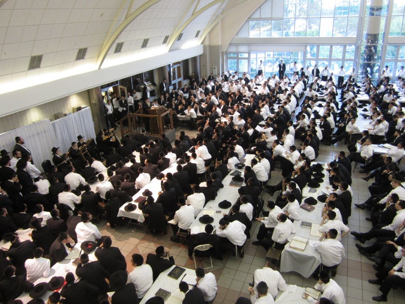 תמונות: אלפים בשיעור של הגאון רבי אריה פינקל בישיבת לייקווד