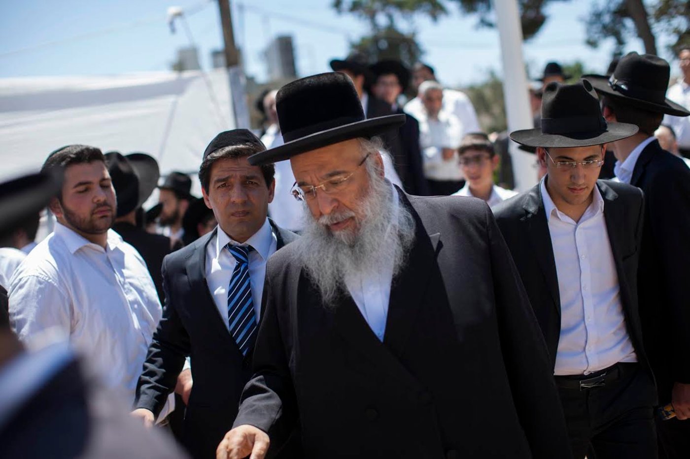אב החטוף פרץ בבכי בציונו של מרן הרב עובדיה יוסף: "כל עם ישראל בוכה"