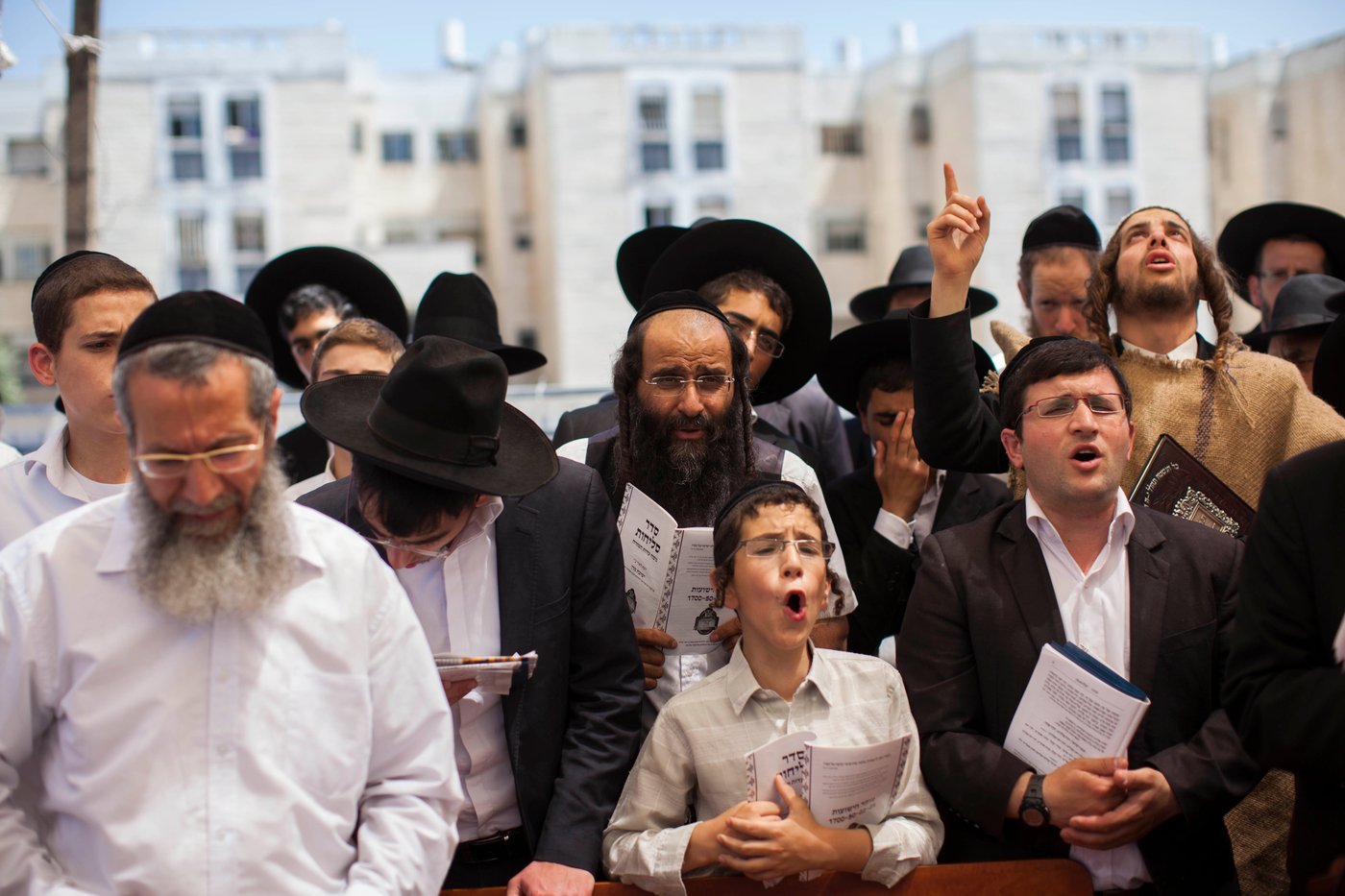 אב החטוף פרץ בבכי בציונו של מרן הרב עובדיה יוסף: "כל עם ישראל בוכה"